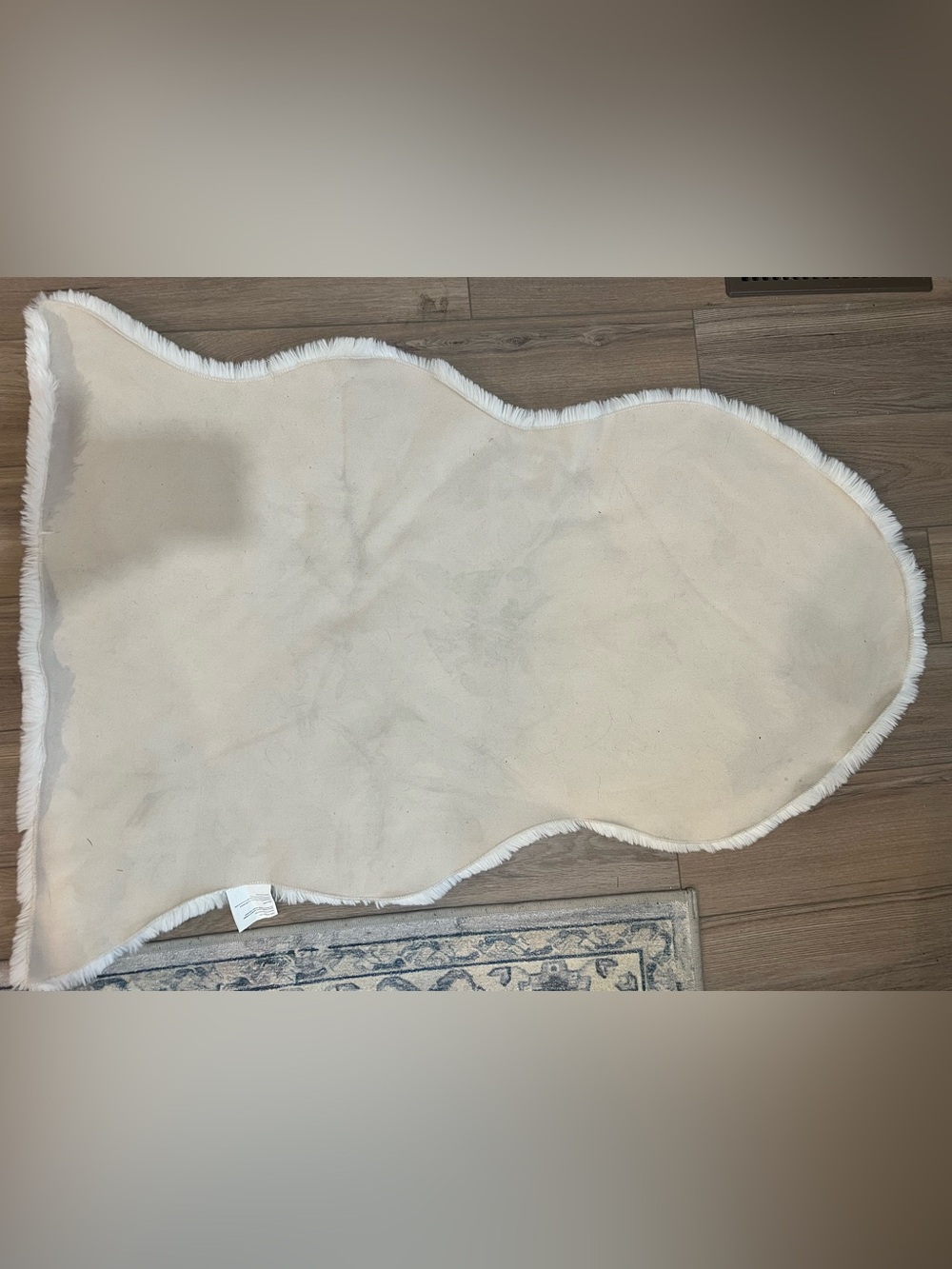 Silhouette Home White Faux Sheepskin Rug Soft Plush Faux Fur Accent Rug 100% Pol - Picture 2 of 3